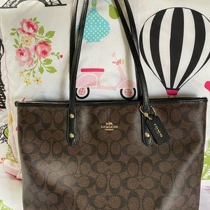 Coach Tote in Signature Canvas